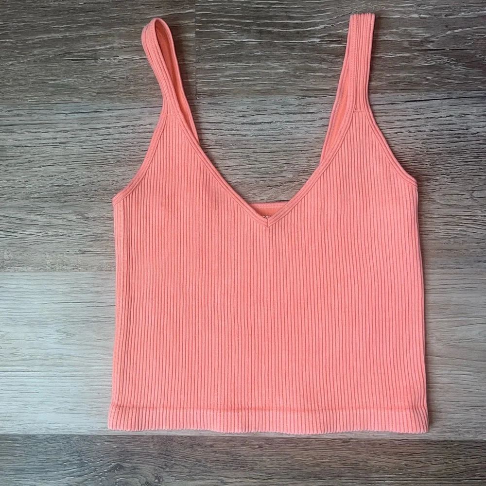 Bella Seamless cropped Coral Ribbed V-Neck Tank Top - Picture 6 of 8